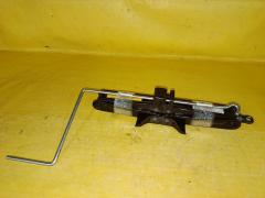 Домкрат на Toyota Noah ZRR70G 09111-28120