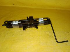 Домкрат на Toyota Noah ZRR70G 09111-28120