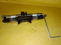 Домкрат на Toyota Noah ZRR70G 09111-28120