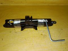 Домкрат на Toyota Noah ZRR70G 09111-28120