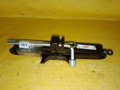 Домкрат на Toyota Noah ZRR70G 09111-28120