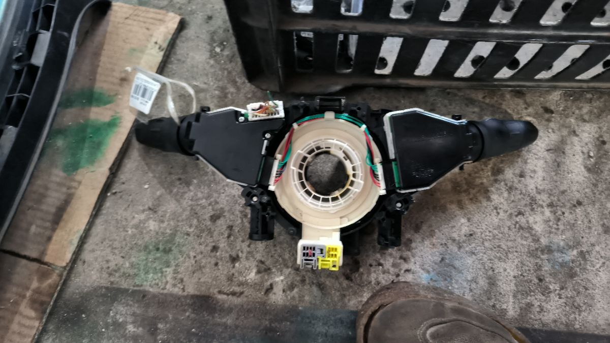 Переключатель поворотов на Nissan Tiida C11 Фото 6