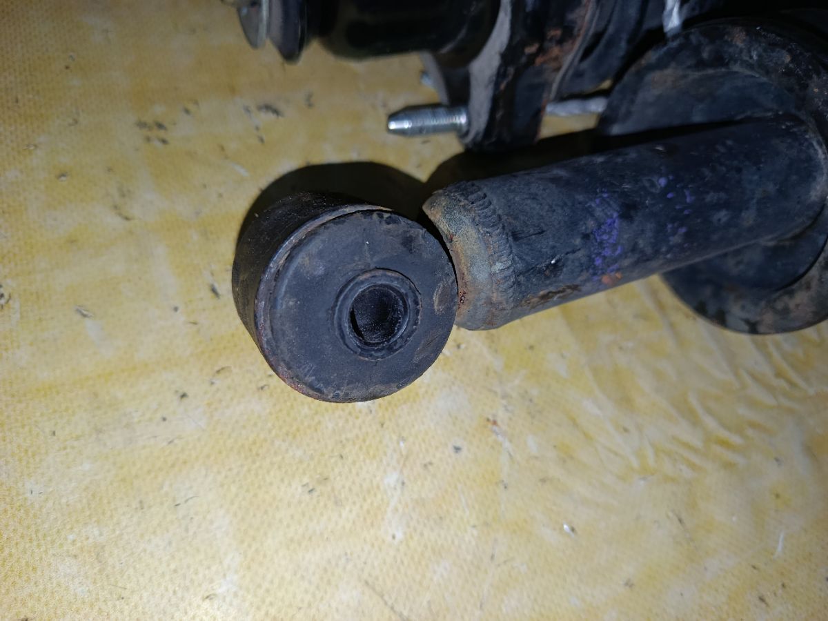 Стойка амортизатора на Mitsubishi Galant Fortis CX6A 4J10 Фото 6