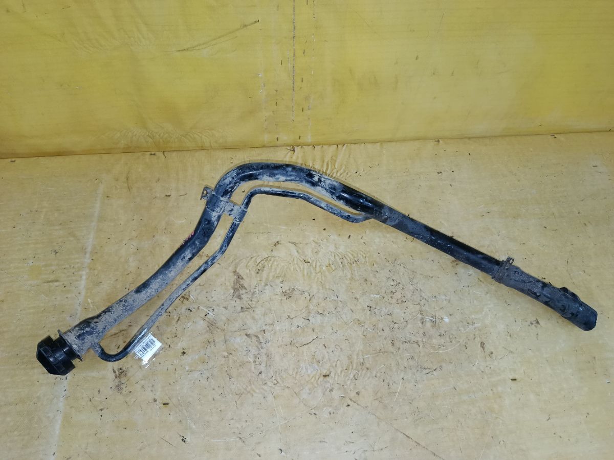 Заливная горловина топливного бака на Mitsubishi Grandis NA4W 4G69 Фото 1