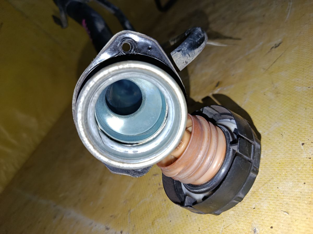 Заливная горловина топливного бака на Mitsubishi Grandis NA4W 4G69 Фото 4