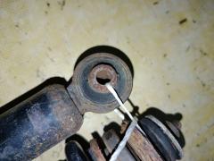 Амортизатор на Toyota Corolla Fielder NZE164G Фото 3