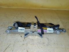 Домкрат на Toyota Corolla Fielder NZE144G