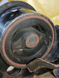 Подушка двигателя на Nissan X-Trail NT30 QR20DE Фото 5