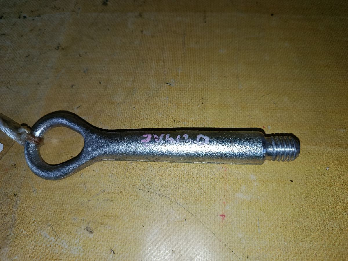 Крюк буксировочный на Toyota Prius ZVW30 Фото 1