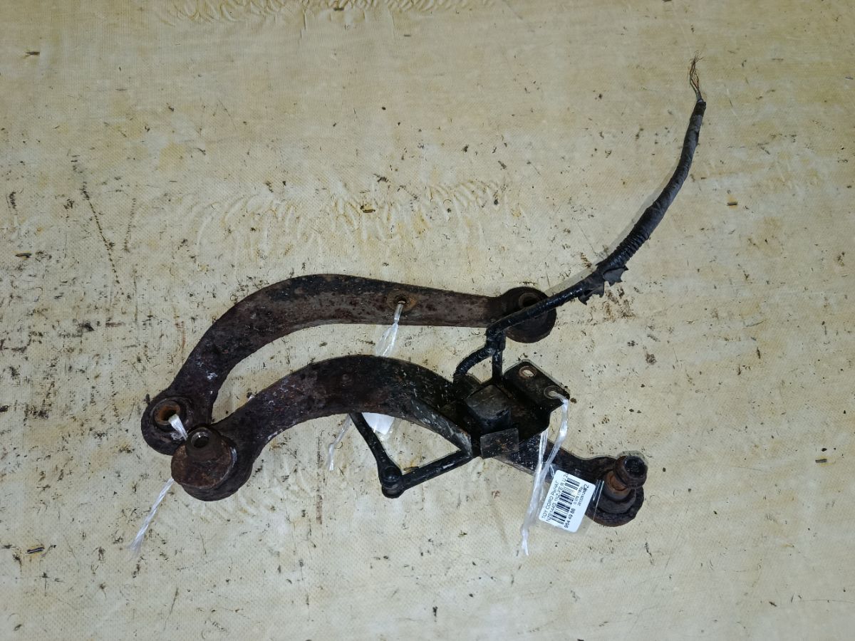Рычаг на Toyota Corolla Fielder NZE144G 1NZ-FE Фото 1
