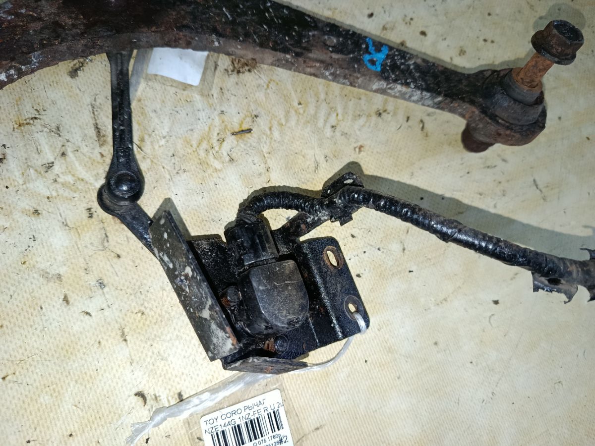Рычаг на Toyota Corolla Fielder NZE144G 1NZ-FE Фото 3