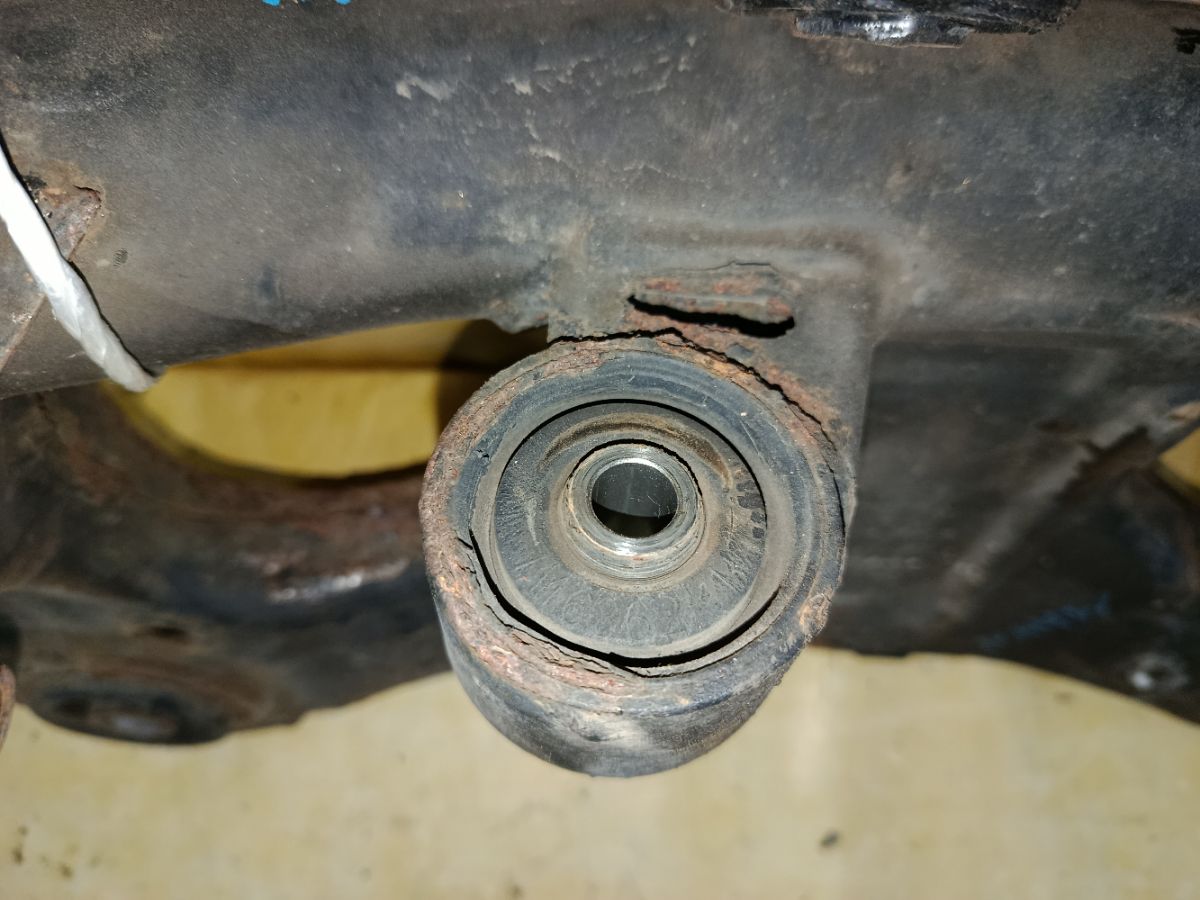 Балка подвески на Mitsubishi Grandis NA4W 4G69 Фото 8