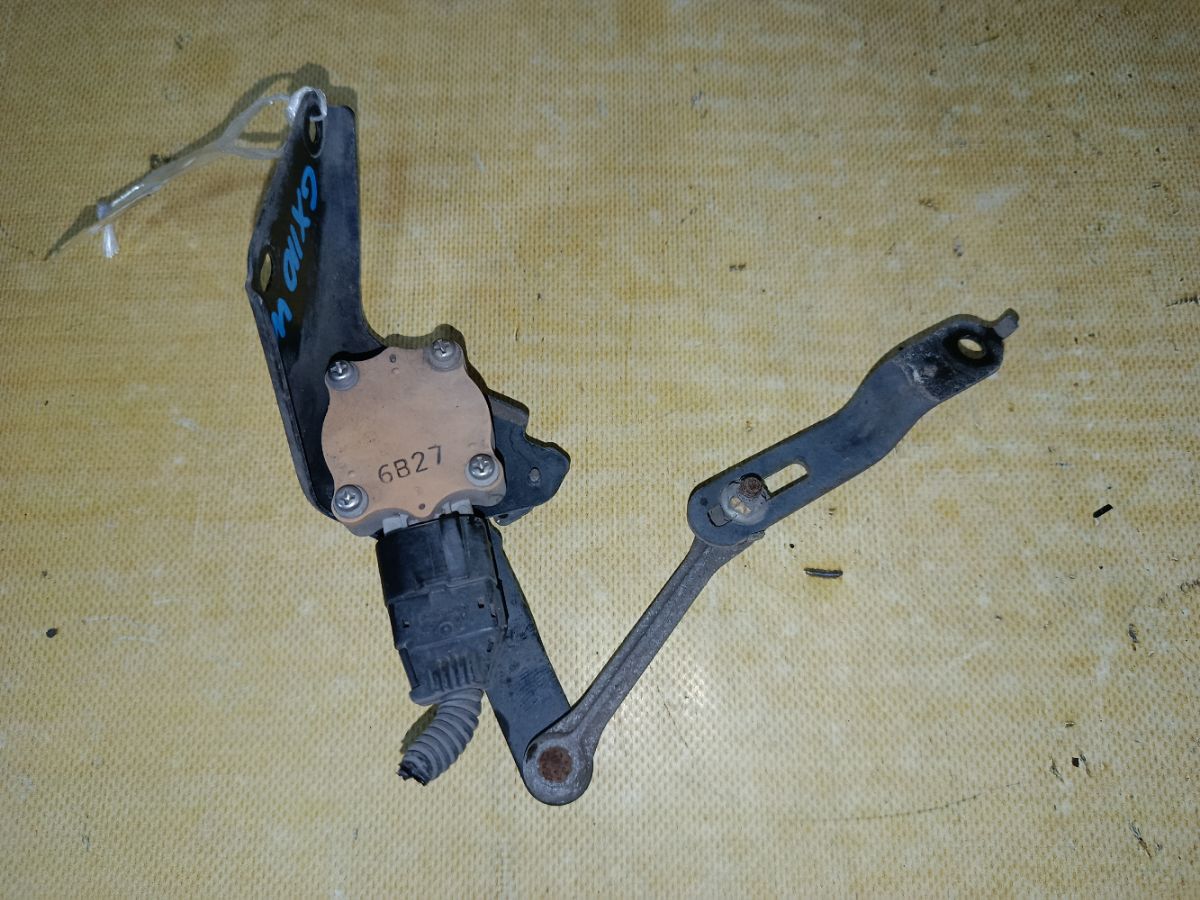 Датчик регулировки наклона фар на Toyota Mark Ii GX110 Фото 1