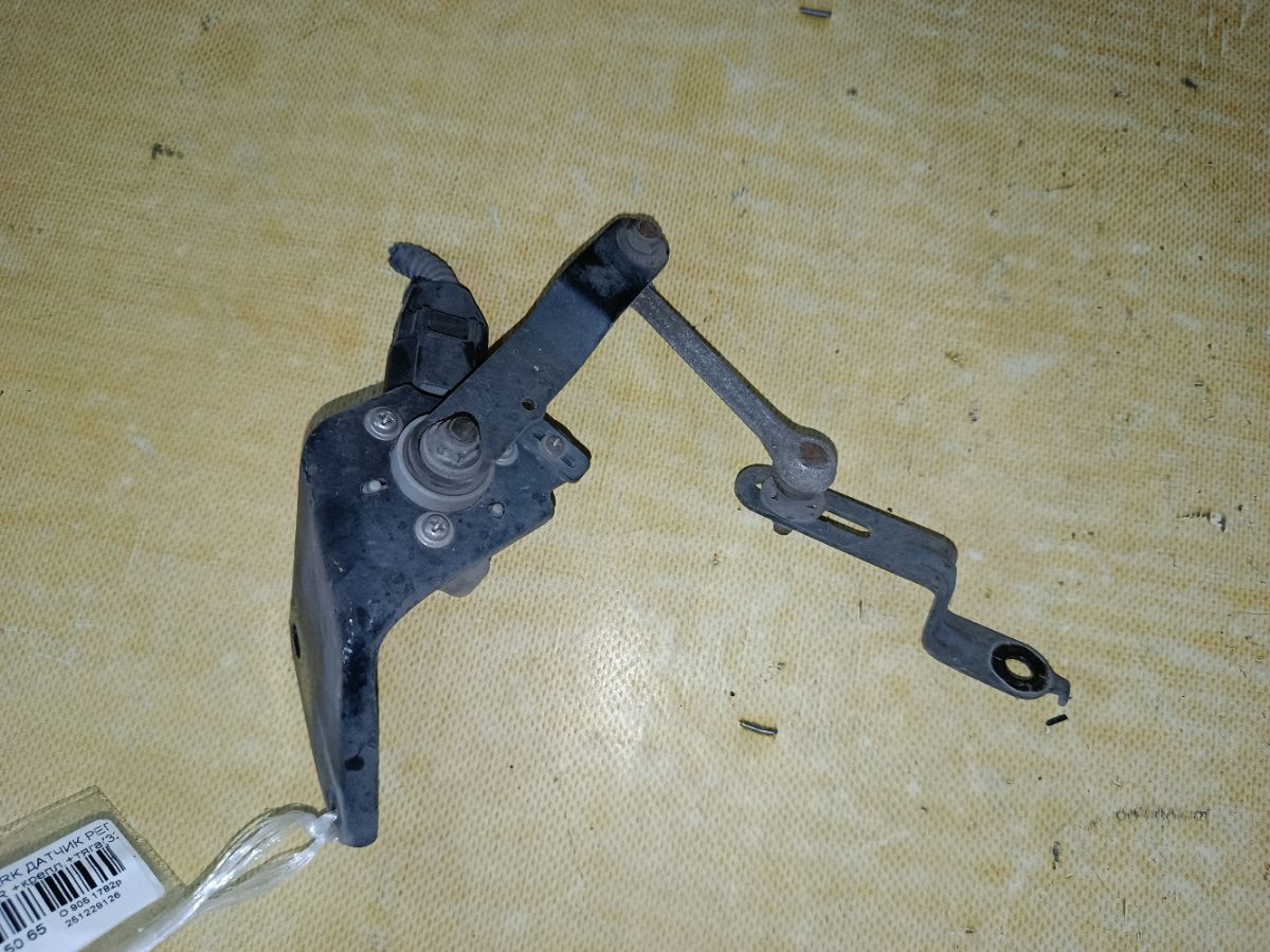 Датчик регулировки наклона фар на Toyota Mark Ii GX110 Фото 2