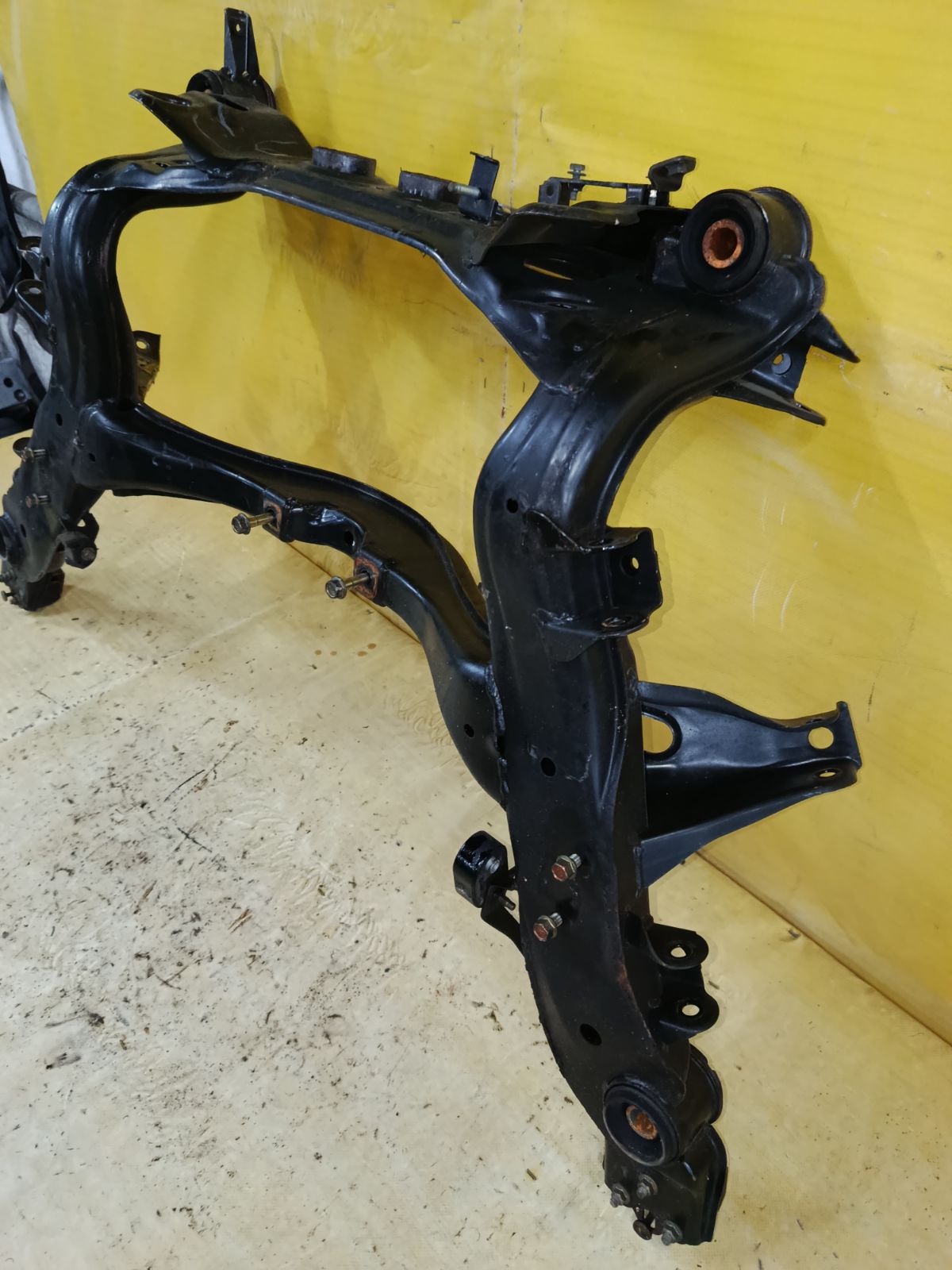 Балка подвески на Nissan Cima FHY33 VQ30DET Фото 12