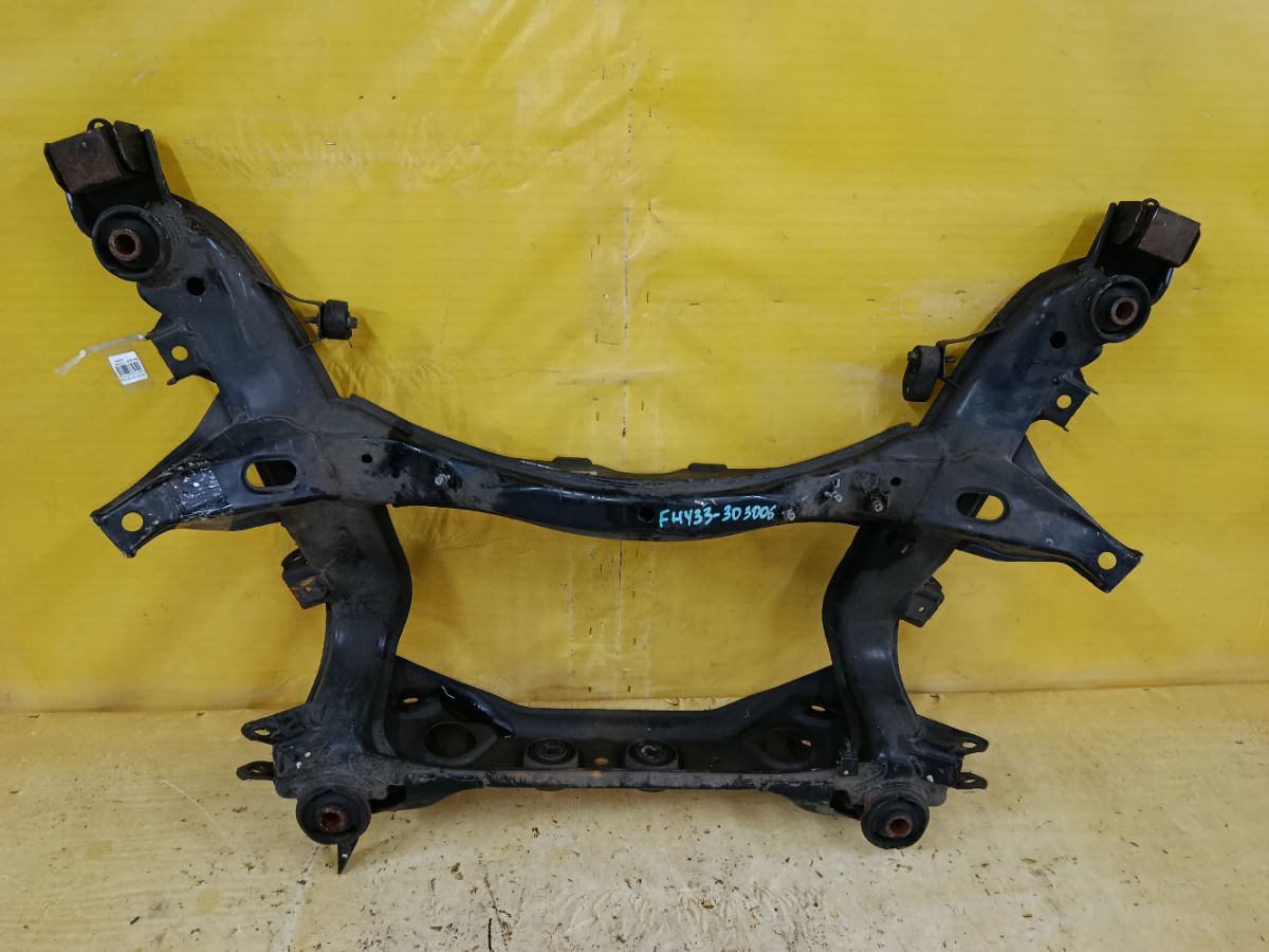 Балка подвески на Nissan Cima FHY33 VQ30DET Фото 1