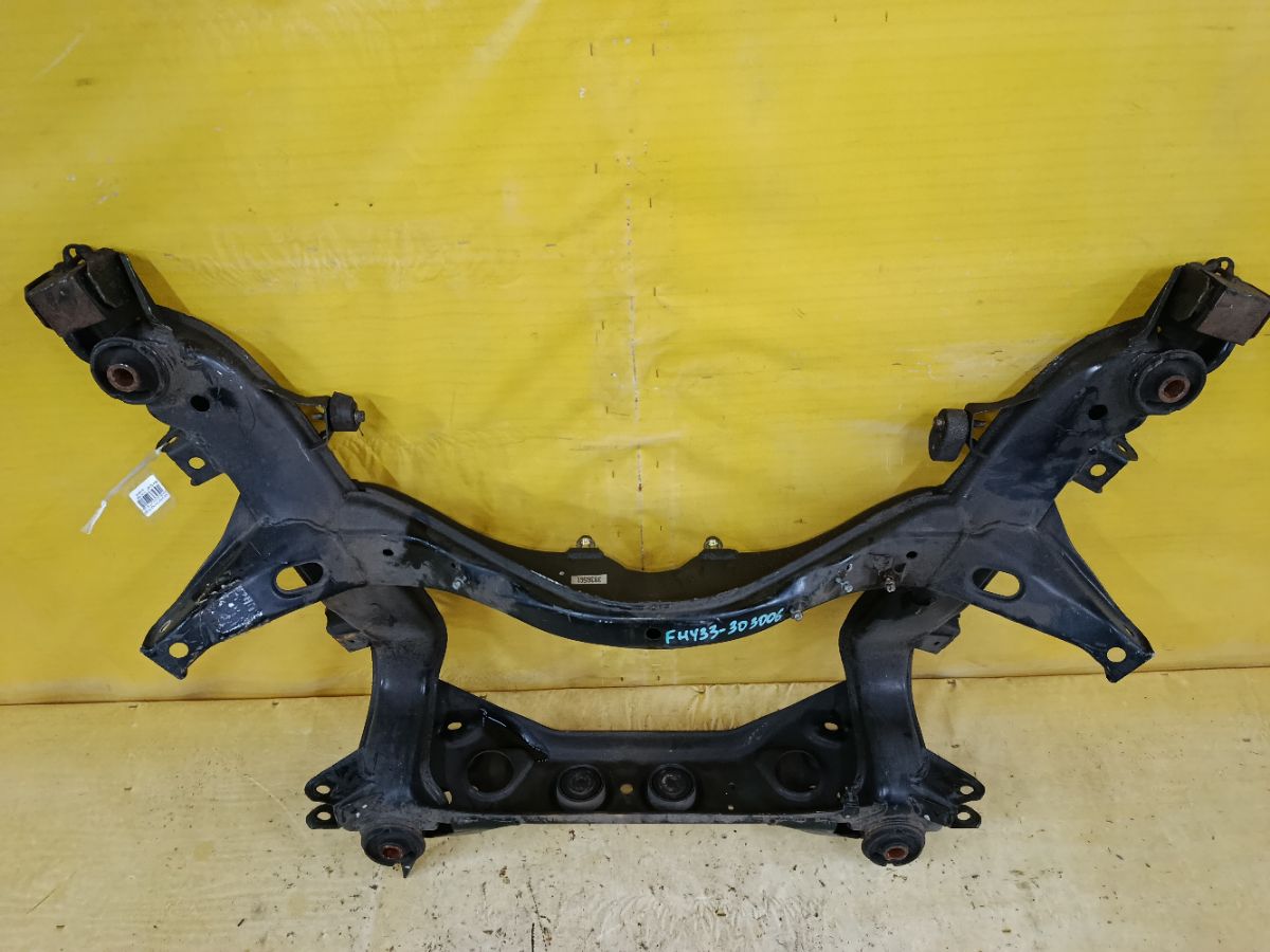 Балка подвески на Nissan Cima FHY33 VQ30DET Фото 2