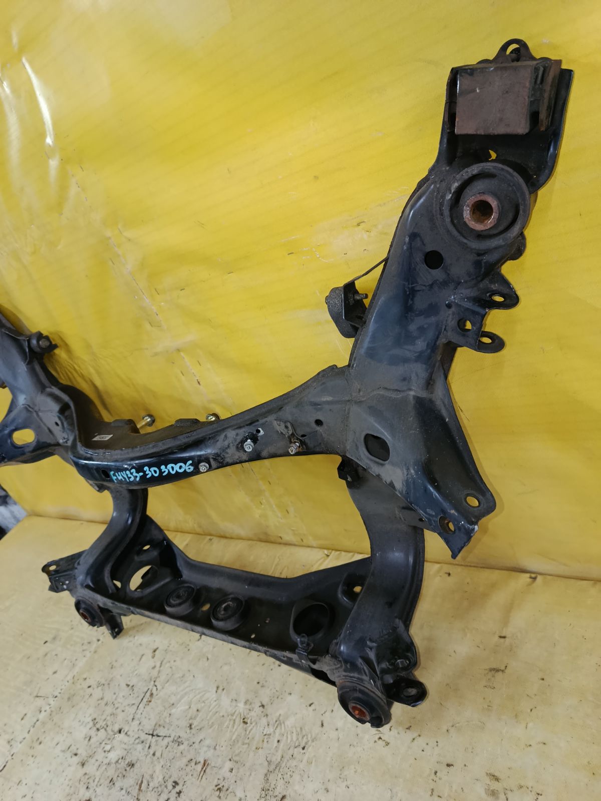 Балка подвески на Nissan Cima FHY33 VQ30DET Фото 3