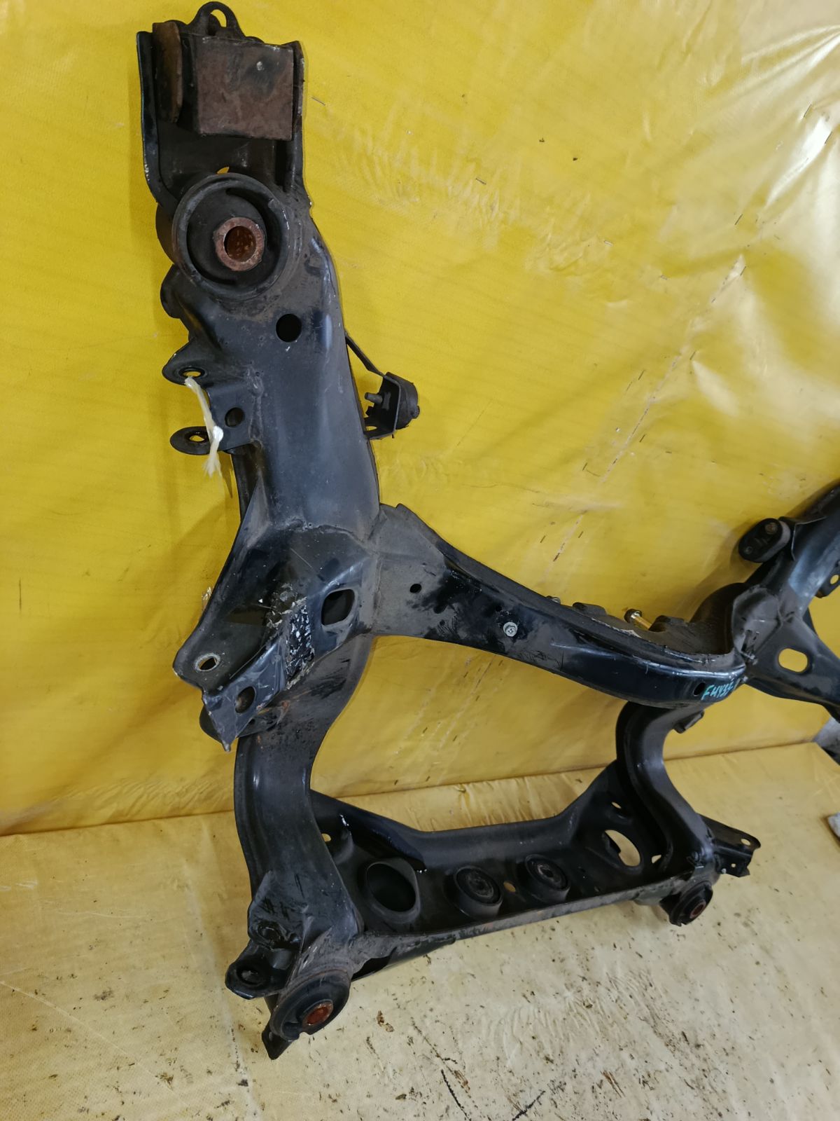 Балка подвески на Nissan Cima FHY33 VQ30DET Фото 4