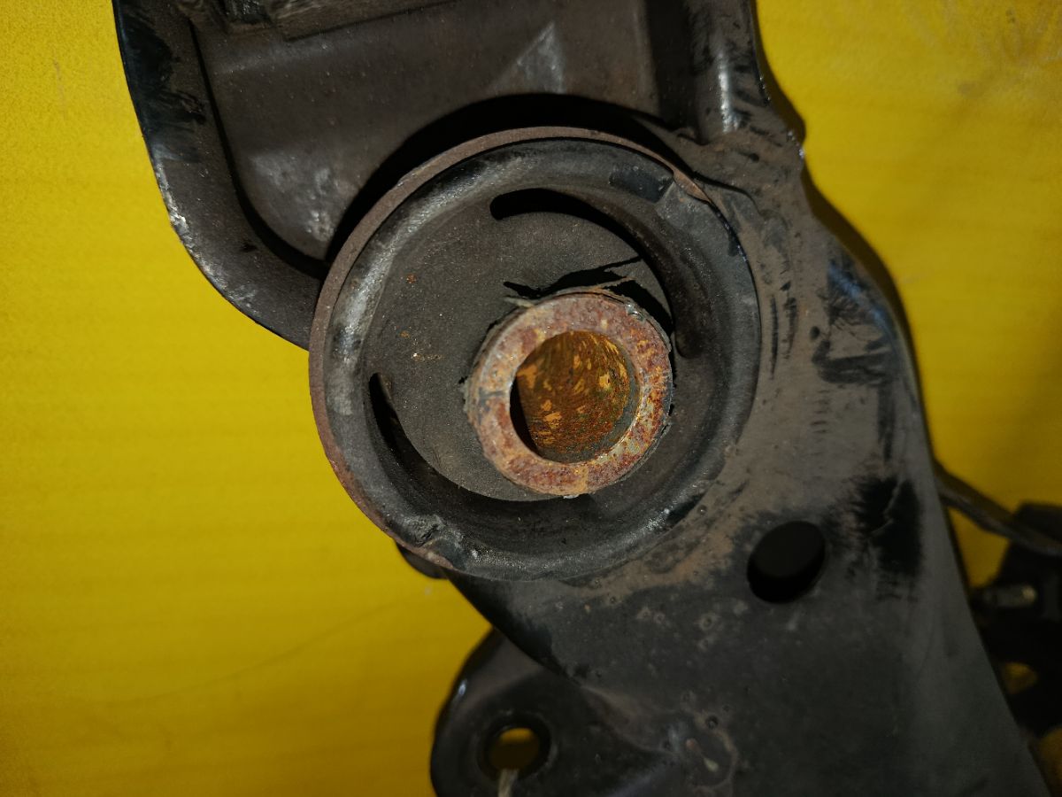 Балка подвески на Nissan Cima FHY33 VQ30DET Фото 5