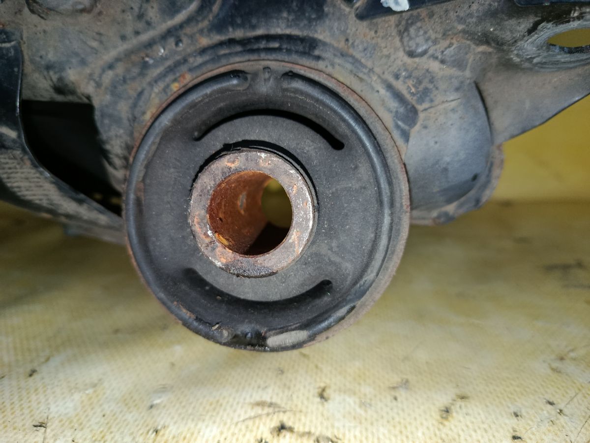 Балка подвески на Nissan Cima FHY33 VQ30DET Фото 7