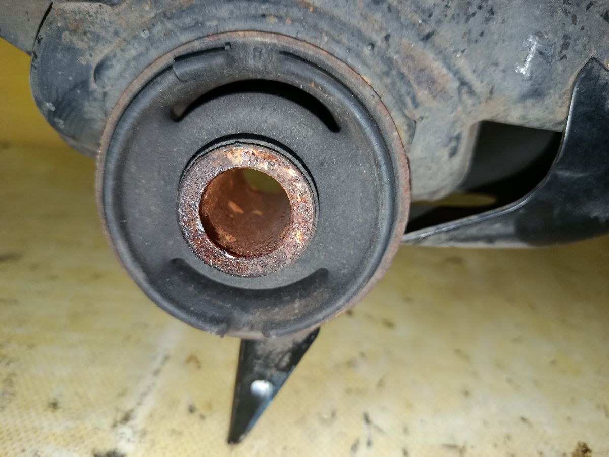 Балка подвески на Nissan Cima FHY33 VQ30DET Фото 8