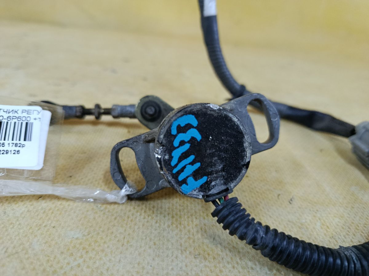 Датчик регулировки наклона фар 53820-6P600 на Nissan Cima FHY33 Фото 2