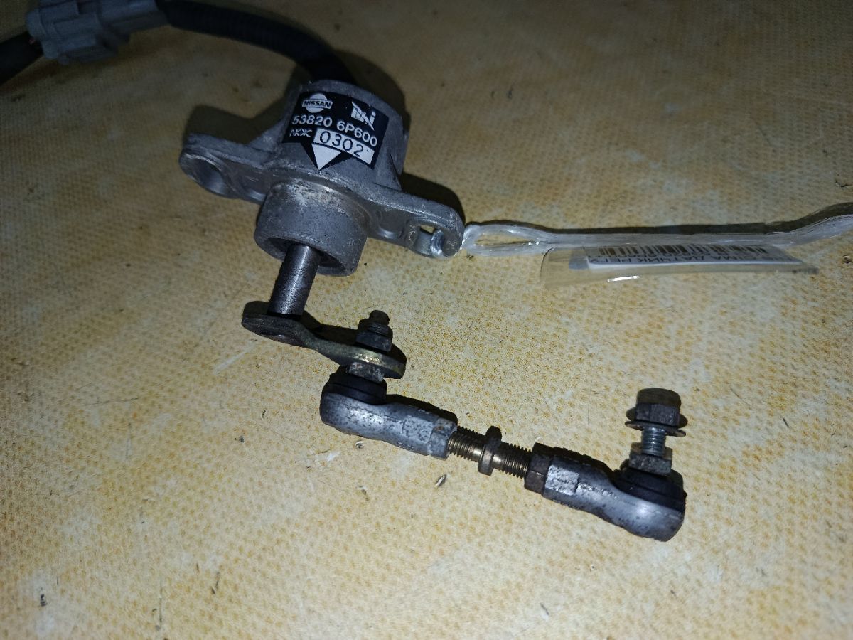 Датчик регулировки наклона фар 53820-6P600 на Nissan Cima FHY33 Фото 3