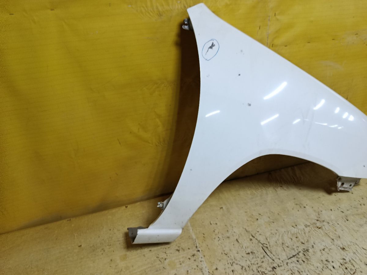 Крыло переднее на Nissan Cube Z10 Фото 3