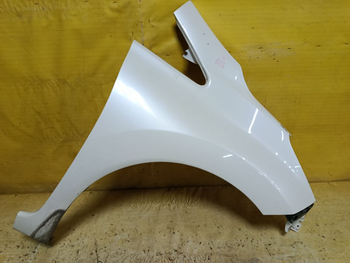 Крыло переднее на Nissan Note E12 Фото 1