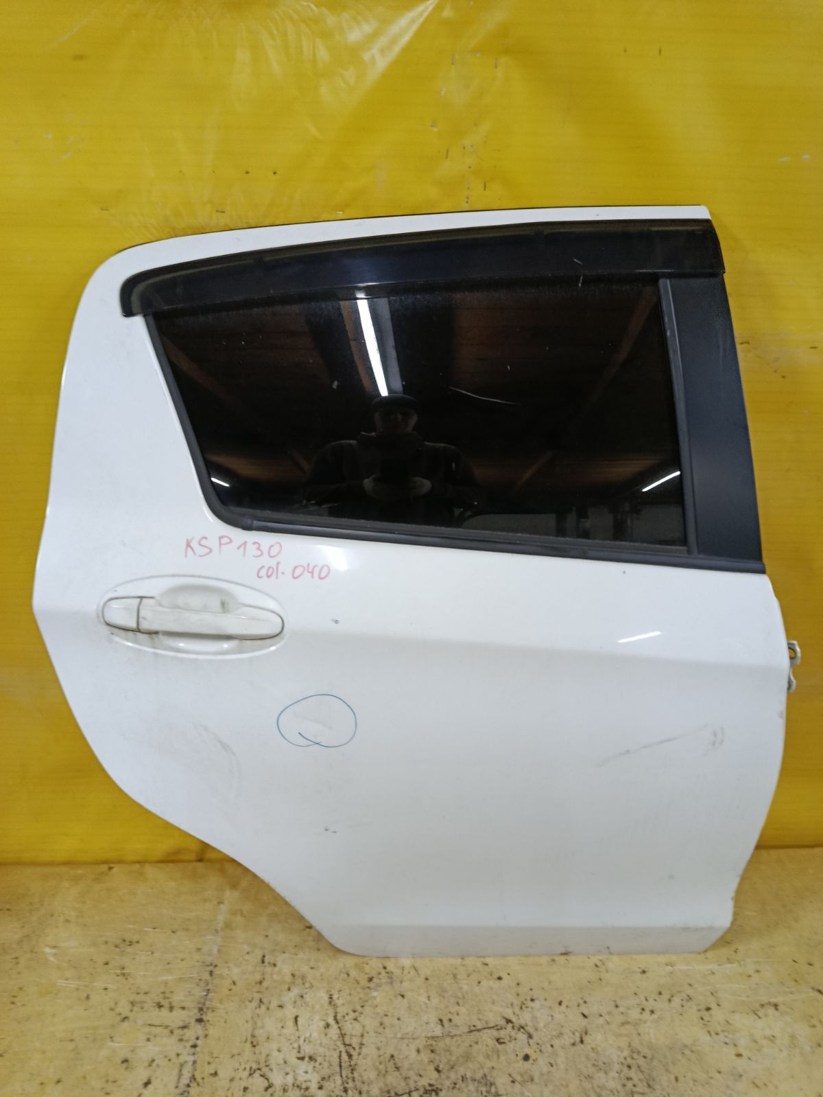 Дверь боковая на Toyota Vitz KSP130 Фото 1