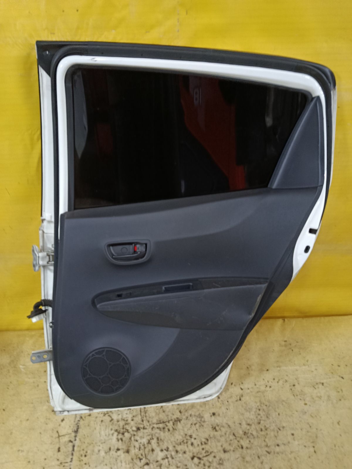 Дверь боковая на Toyota Vitz KSP130 Фото 5