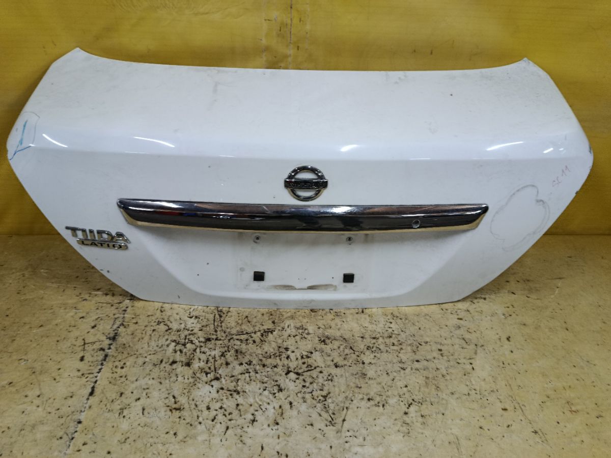 Крышка багажника на Nissan Tiida Latio SC11 Фото 5