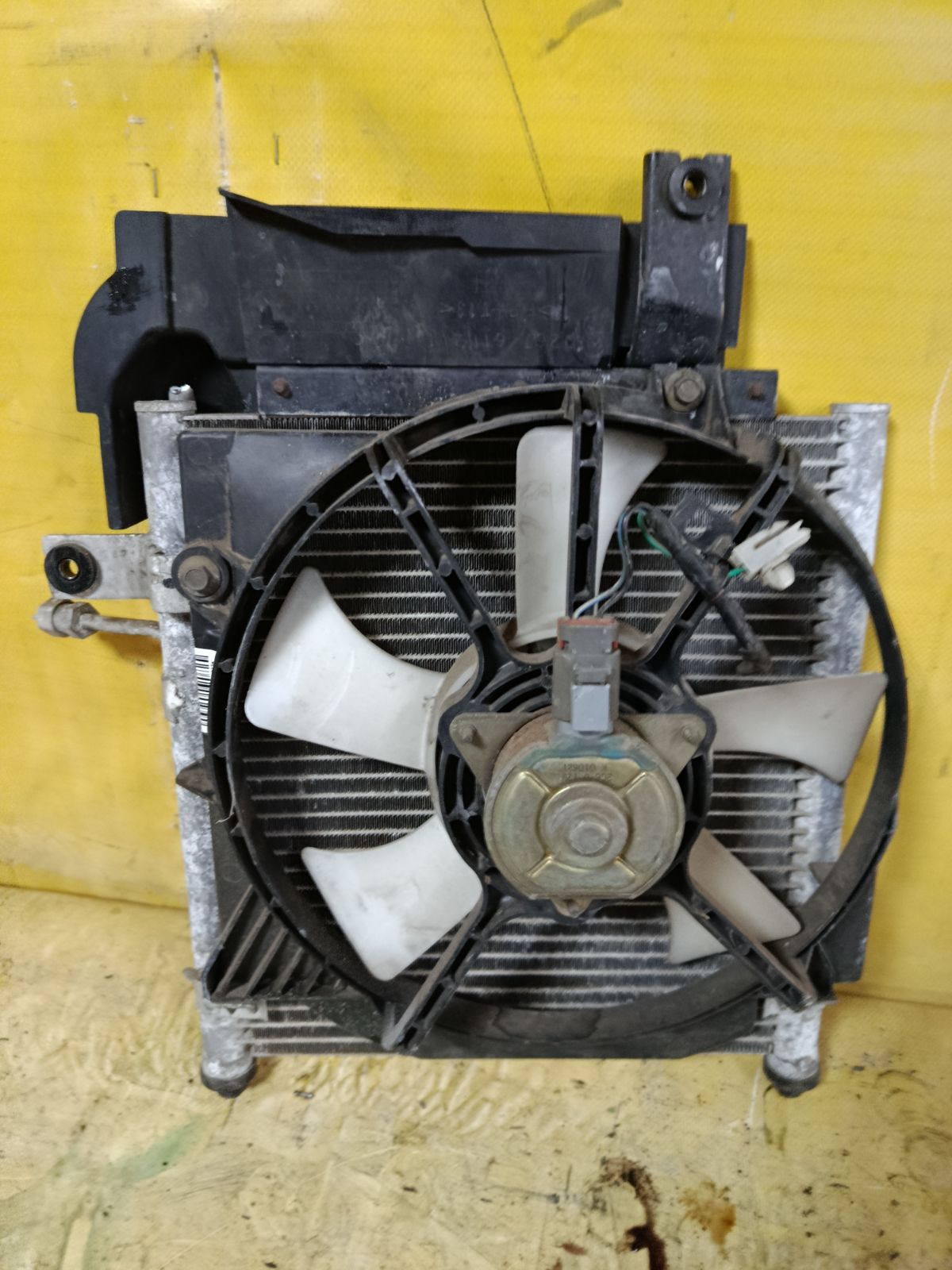 Радиатор кондиционера на Mazda Demio DW3W B3 Фото 4