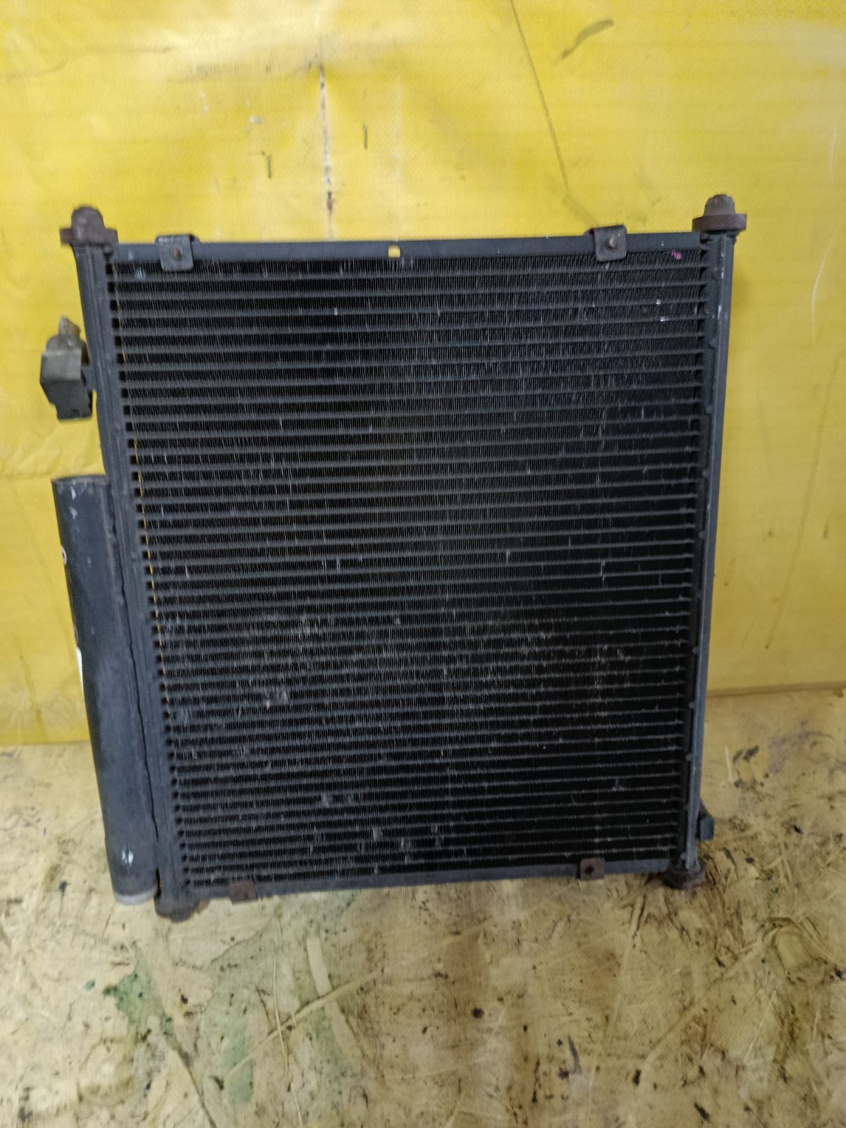 Радиатор кондиционера на Honda Fit GD1 L13A Фото 1