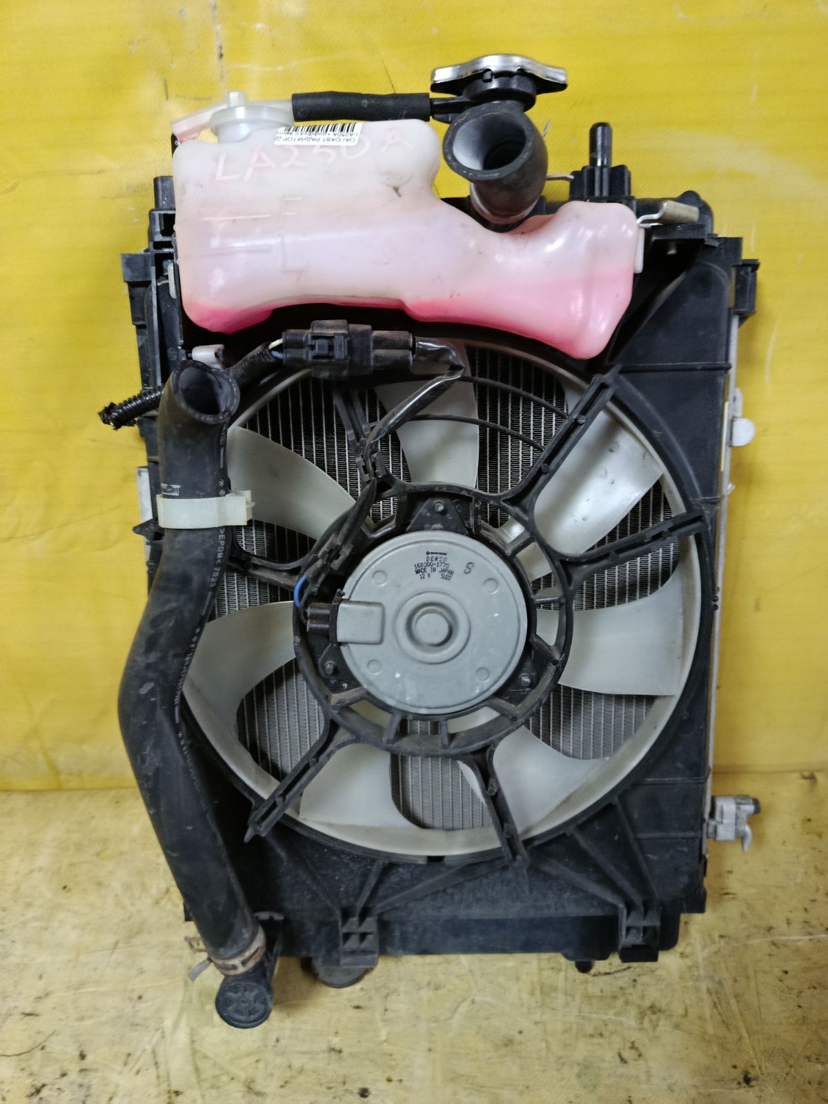 Радиатор ДВС на Daihatsu Cast LA250A Фото 4