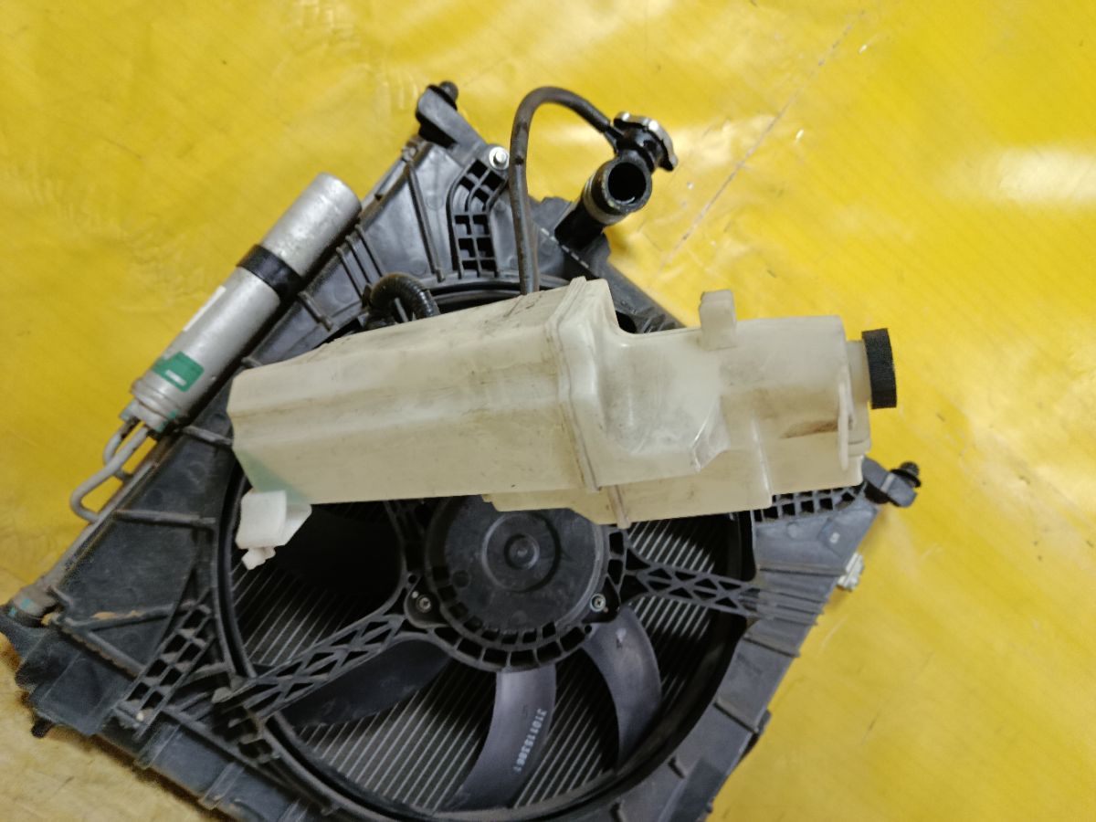 Радиатор ДВС на Nissan Note E12 HR12DDR Фото 5