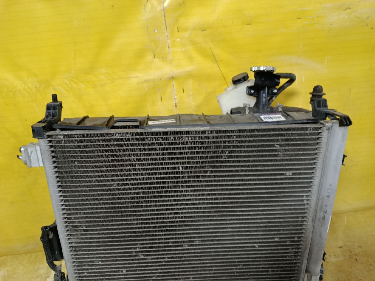 Радиатор ДВС на Nissan Note E12 HR12DDR Фото 3