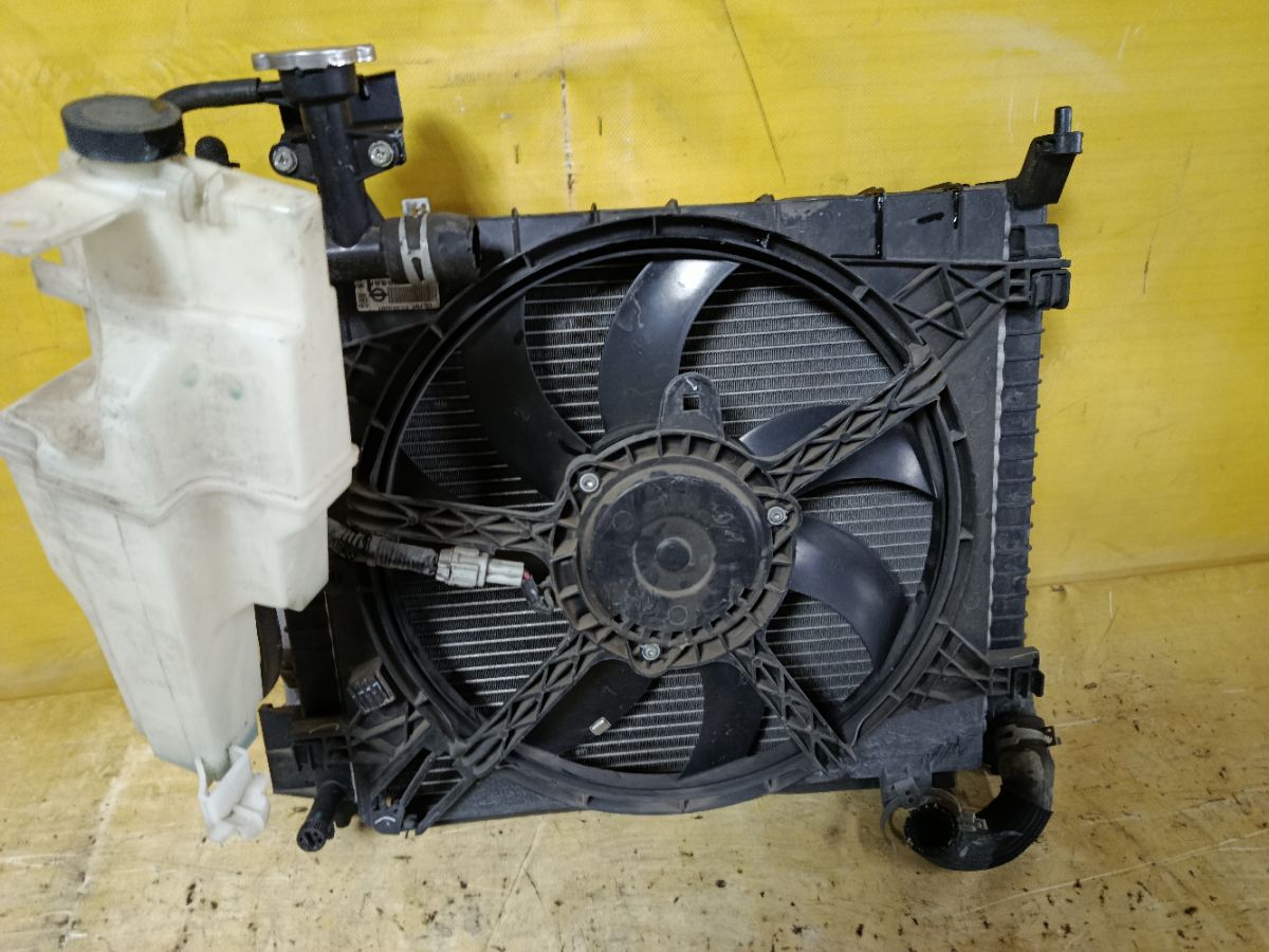 Радиатор ДВС на Nissan Note E12 HR12DDR Фото 4