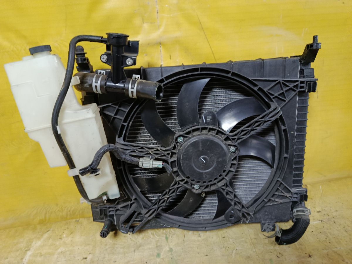 Радиатор ДВС на Nissan Note E12 HR12DDR Фото 4