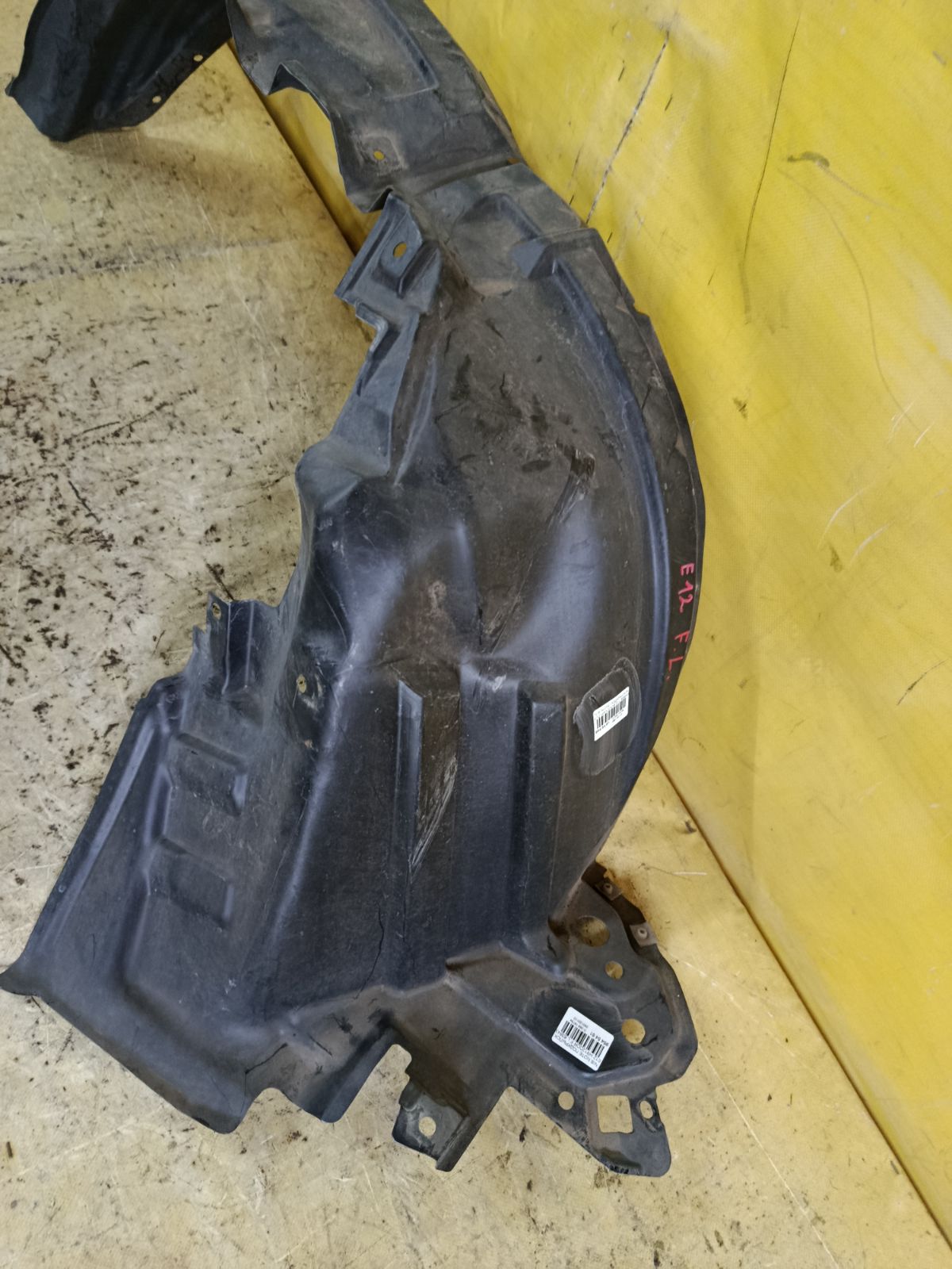 Подкрылок 63843-3VA0A на Nissan Note E12 HR12DDR Фото 2