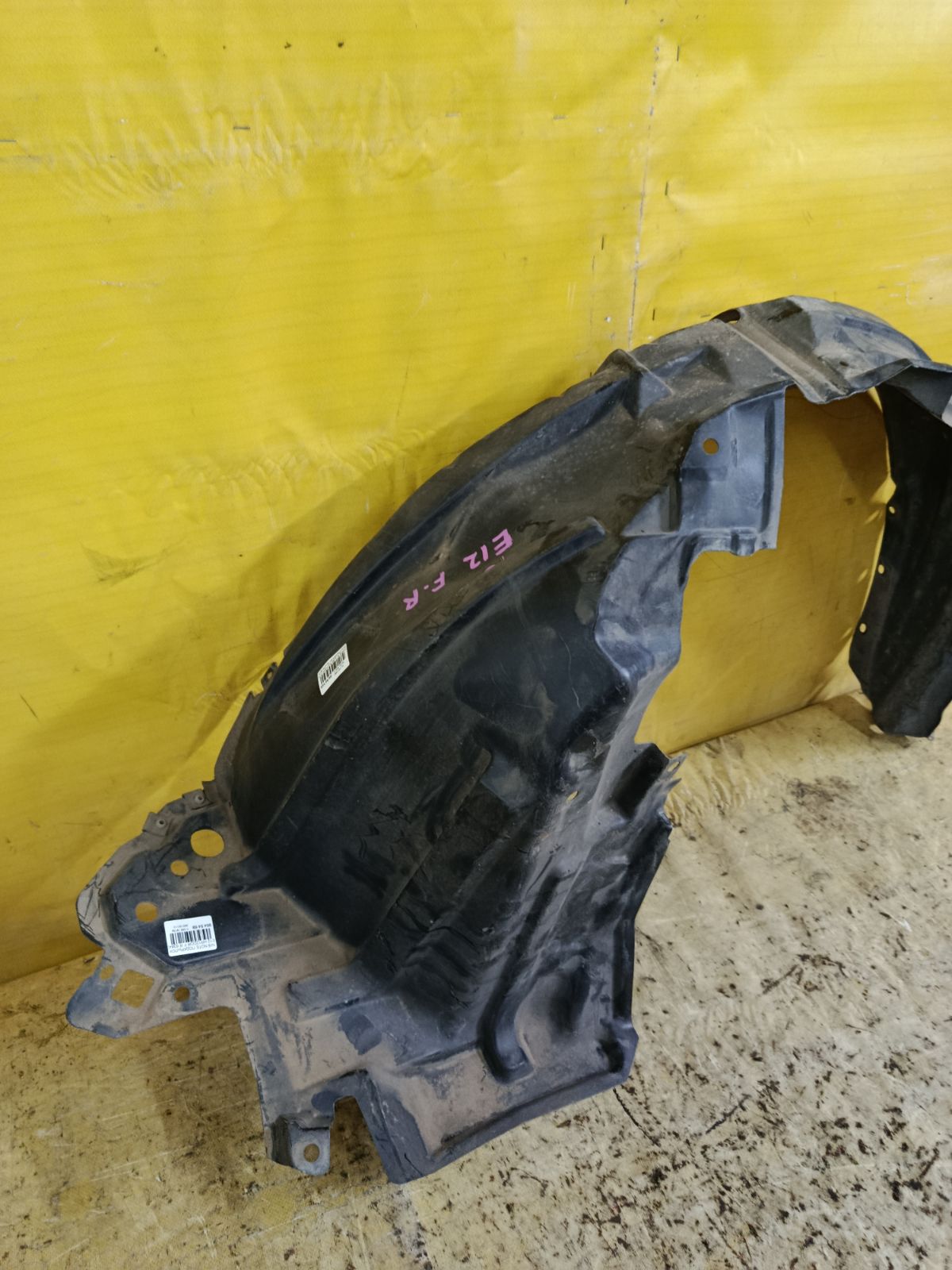 Подкрылок 63842-3VA0A на Nissan Note E12 HR12DDR Фото 2