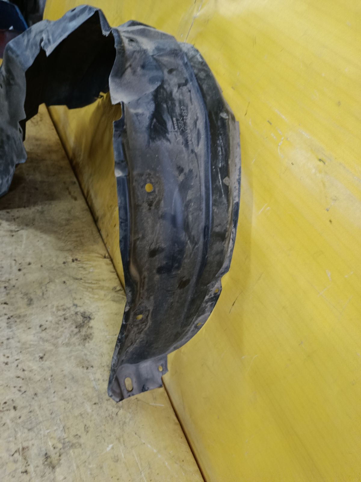 Подкрылок 63842-3VA0A на Nissan Note E12 HR12DDR Фото 3