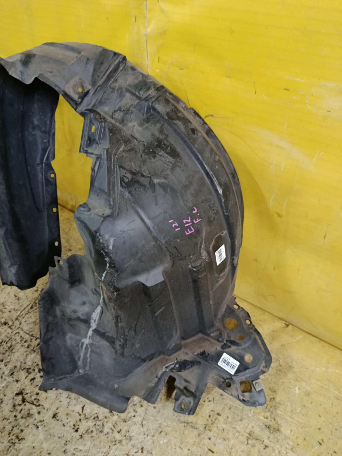 Подкрылок 63843-3VA0A на Nissan Note E12 HR12DDR Фото 2