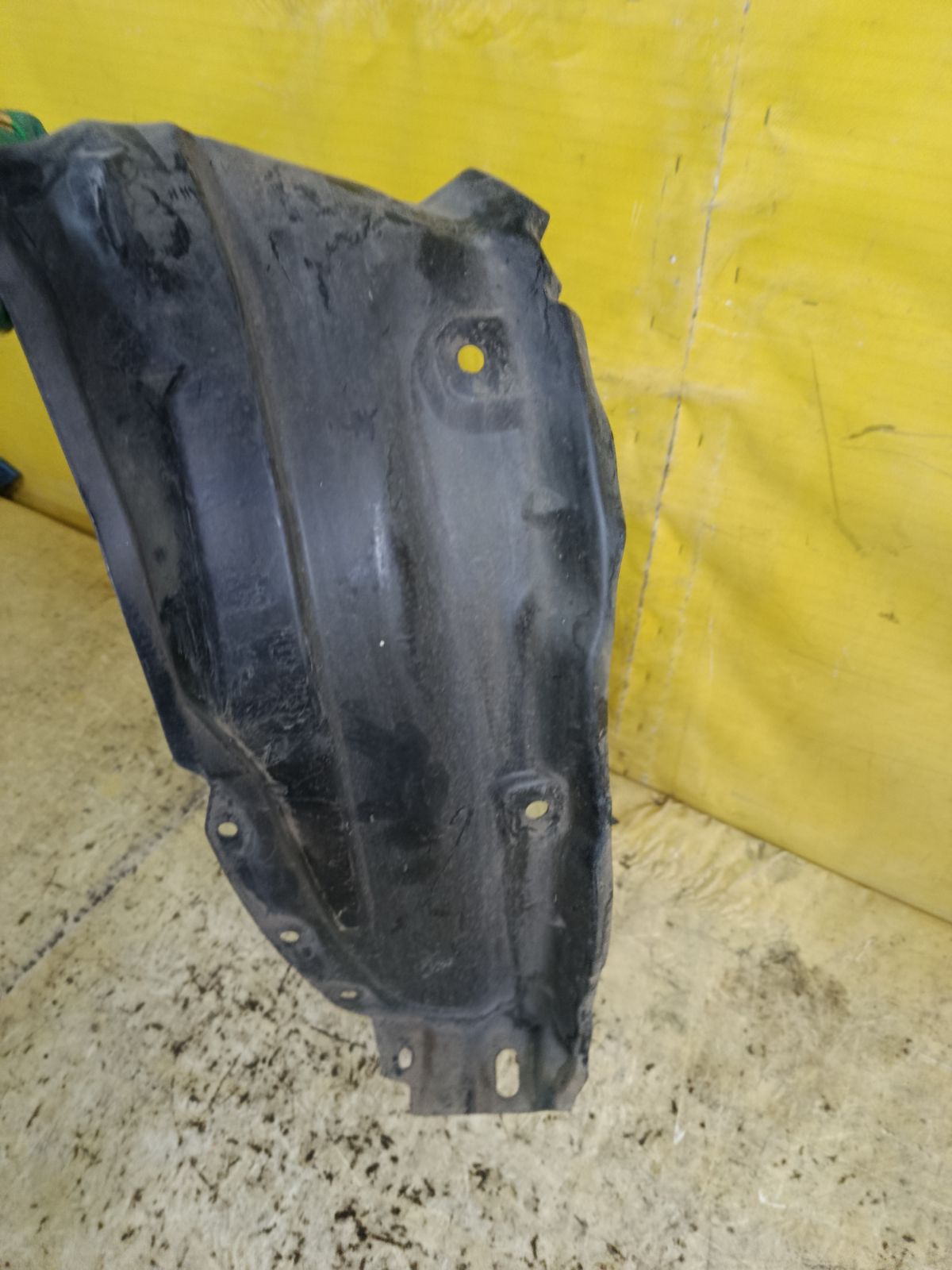 Подкрылок 63843-3VA0A на Nissan Note E12 HR12DDR Фото 3