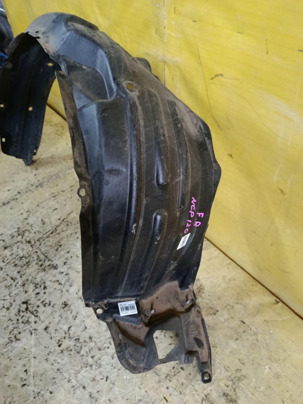 Подкрылок 53875-52270 на Toyota Ractis NCP120 1NZ-FE Фото 2