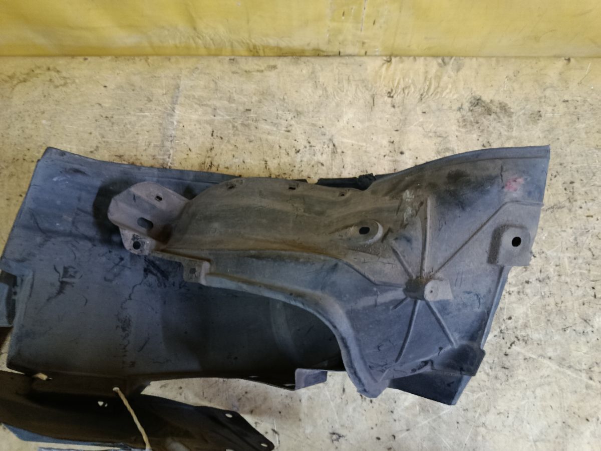 Подкрылок 63843-1GK8A на Nissan Serena CC25 MR20DE Фото 3