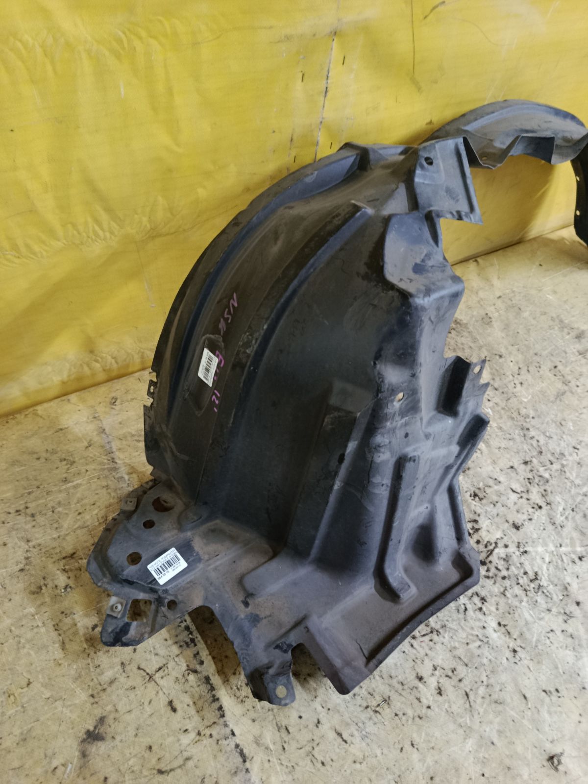 Подкрылок 63842-3VA0A на Nissan Note E12 HR12DDR Фото 2