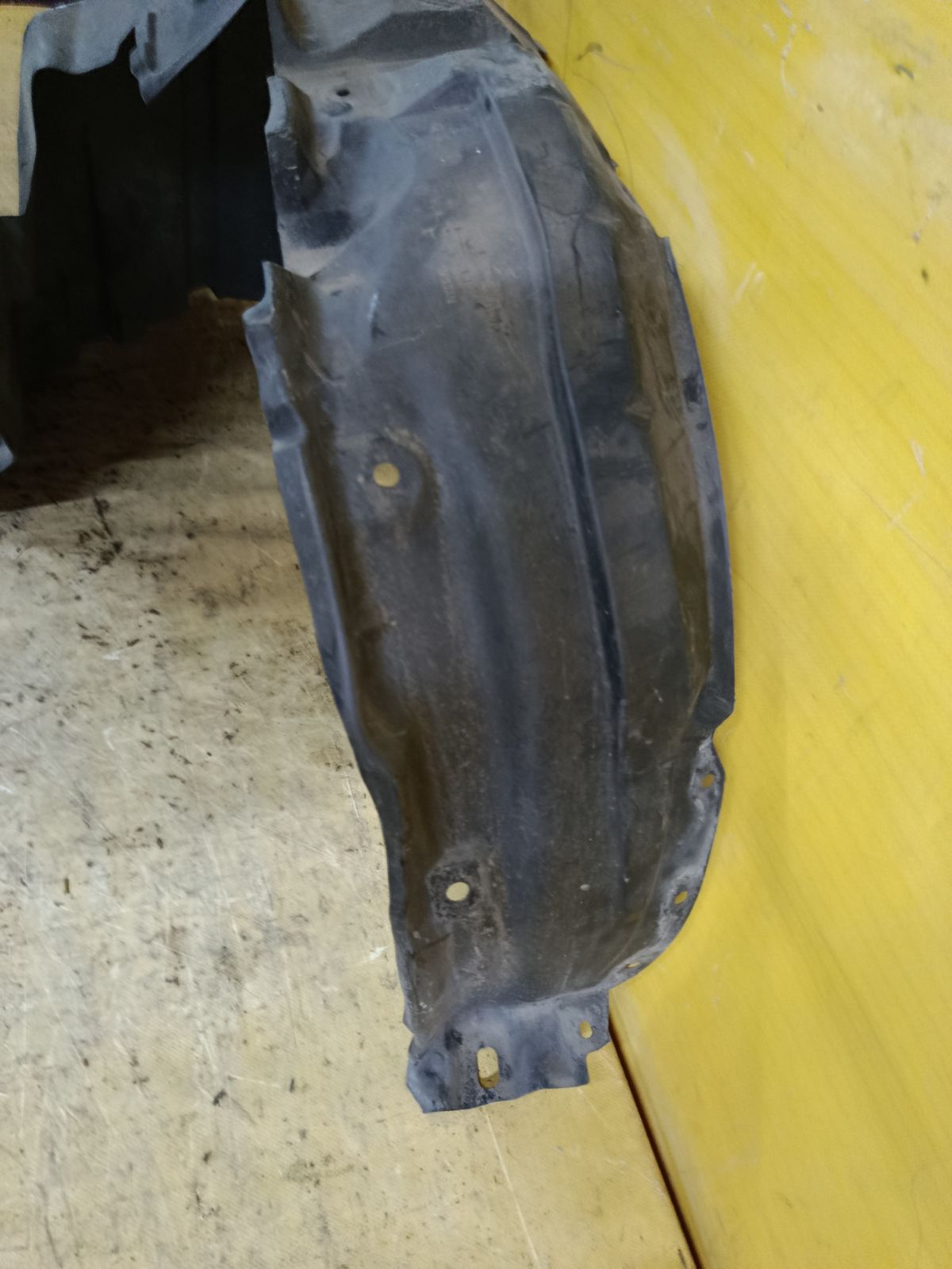 Подкрылок 63842-3VA0A на Nissan Note E12 HR12DDR Фото 3