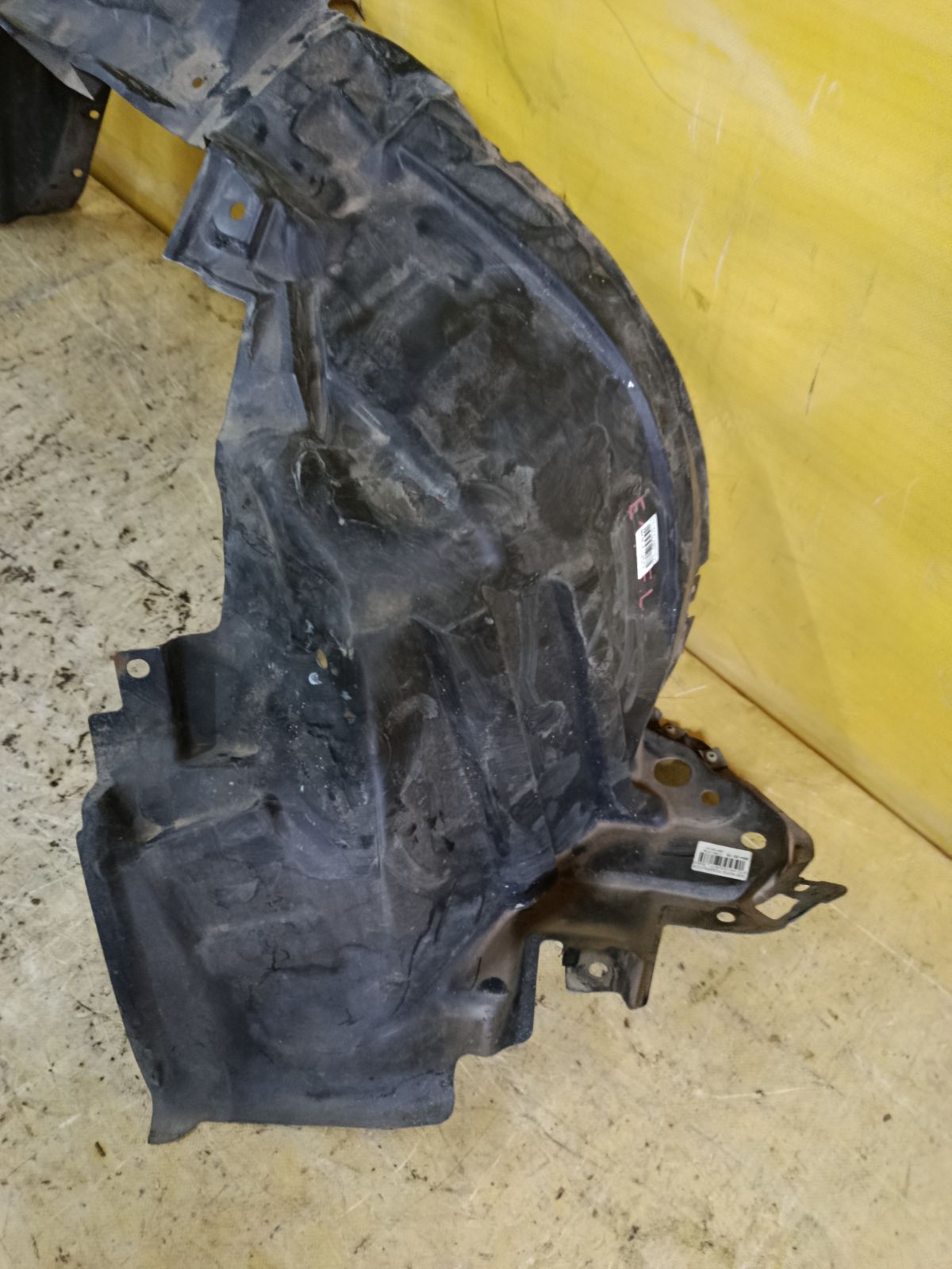 Подкрылок 63843-3VA0A на Nissan Note E12 HR12DDR Фото 2